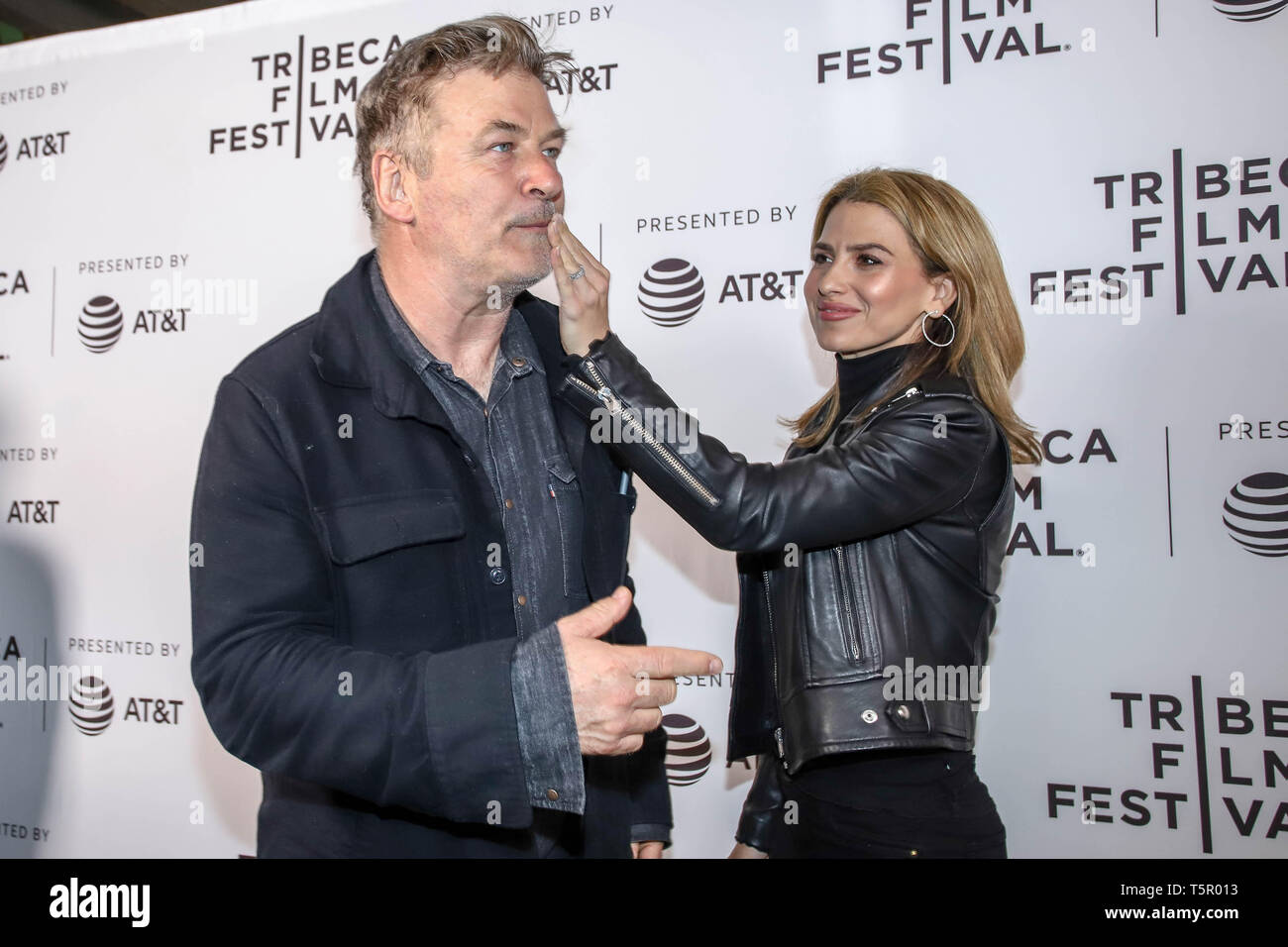 New York, États-Unis. Apr 26, 2019. Alec Baldwin et Hilaria Baldwin au cours de la 'Crown Vic' projection pendant le Festival du film de Tribeca 2019 Le 26 avril 2019 à New York. (PHOTO : VANESSA CARVALHO/BRÉSIL PHOTO PRESSE) Credit : Brésil Photo Presse/Alamy Live News Banque D'Images
