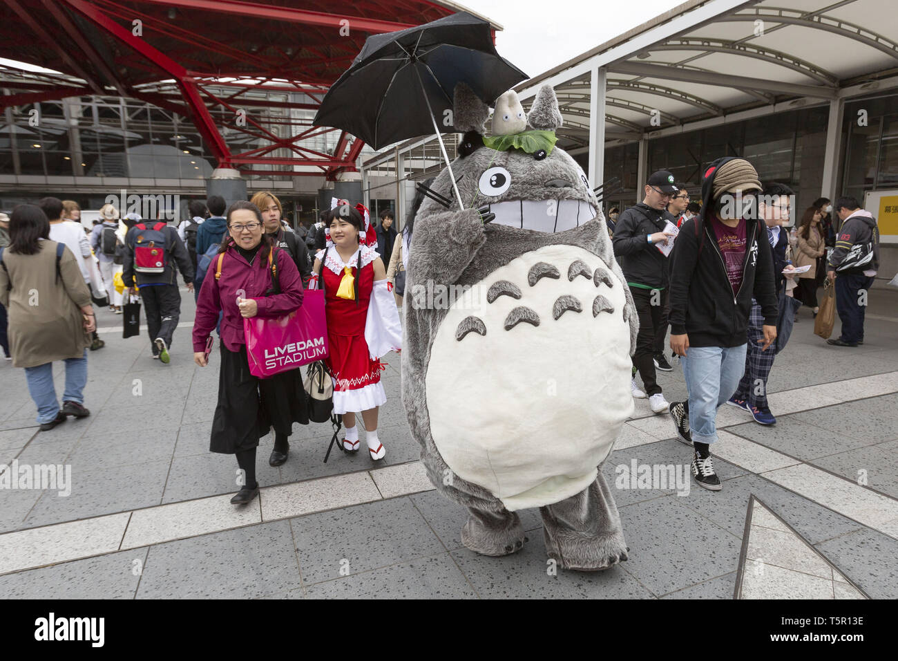 Chiba, Japon. Apr 27, 2019. Une marche entre le Totoro visiteurs lors du Niconico Chokaigi festival à Makuhari Messe Convention Center. Niconico Chokaigi annuel est organisé par le plus grand site de vidéos Niconico social pour créer du Niconico monde virtuel dans la vie réelle. L'exposition réunit des artistes de la culture traditionnelle japonaise, de jeux vidéo, anime les créateurs, les musiciens de j-pop et cosplayers. Demande d'organisateurs d'attirer 150 000 visiteurs durant les deux jours de festival. Credit : Rodrigo Reyes Marin/ZUMA/Alamy Fil Live News Banque D'Images
