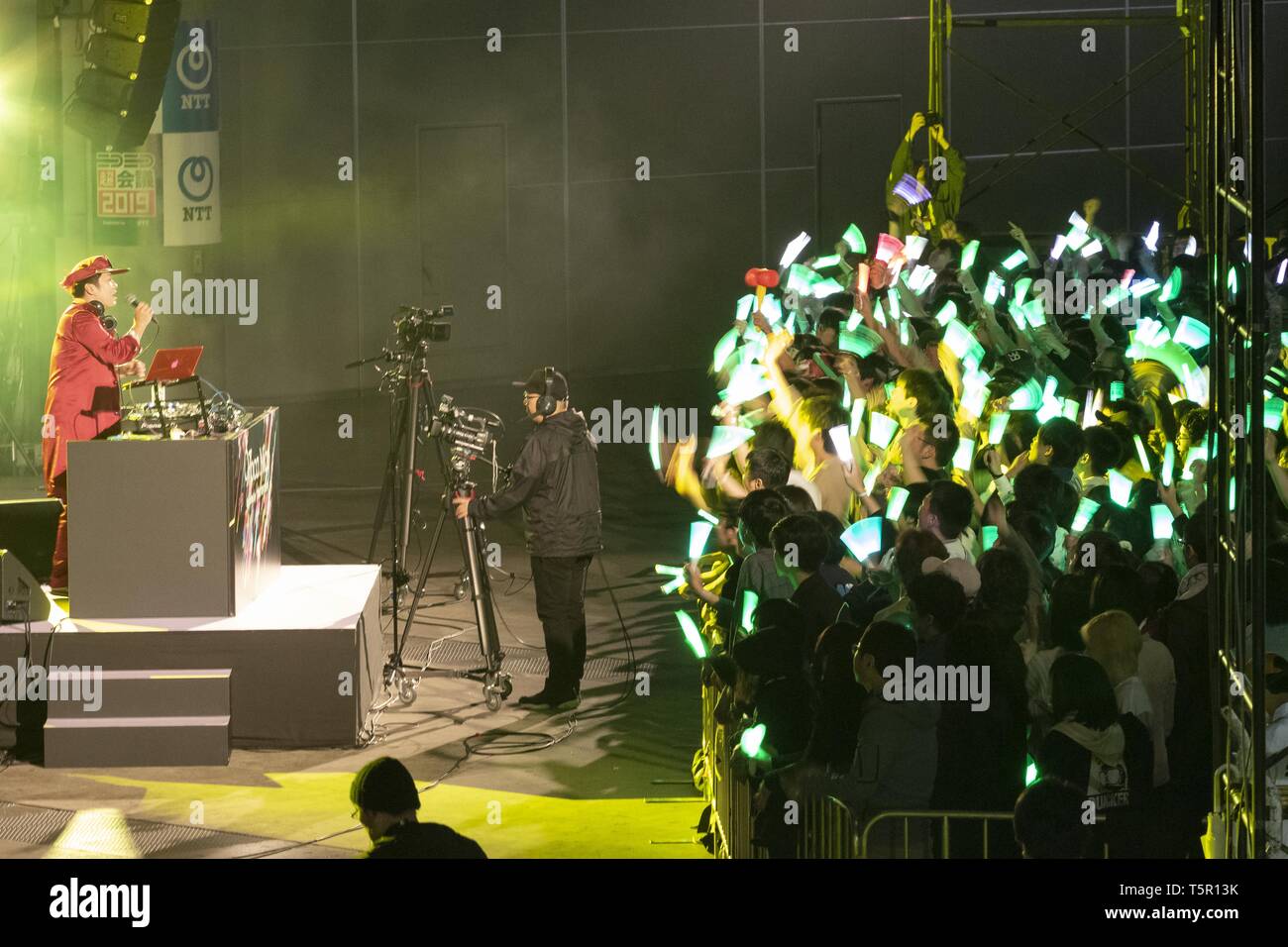 Chiba, Japon. Apr 27, 2019. Les visiteurs apprécient la musique pendant l'Niconico Chokaigi festival à Makuhari Messe Convention Center. Niconico Chokaigi annuel est organisé par le plus grand site de vidéos Niconico social pour créer du Niconico monde virtuel dans la vie réelle. L'exposition réunit des artistes de la culture traditionnelle japonaise, de jeux vidéo, anime les créateurs, les musiciens de j-pop et cosplayers. Demande d'organisateurs d'attirer 150 000 visiteurs durant les deux jours de festival. Credit : Rodrigo Reyes Marin/ZUMA/Alamy Fil Live News Banque D'Images
