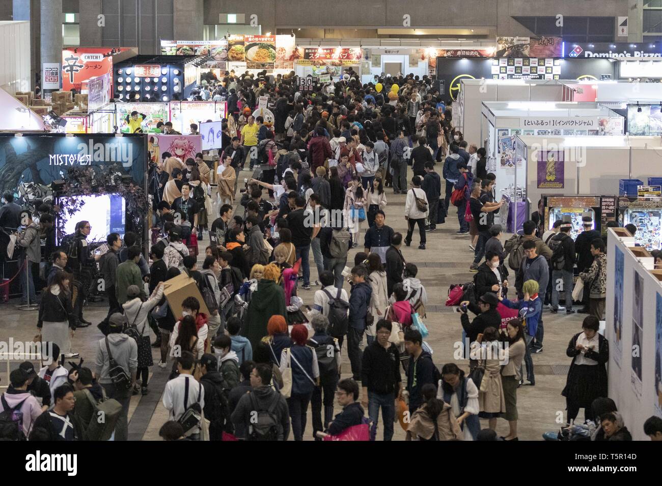 Chiba, Japon. Apr 27, 2019. Les visiteurs se réunissent au cours de l'Niconico Chokaigi festival à Makuhari Messe Convention Center. Niconico Chokaigi annuel est organisé par le plus grand site de vidéos Niconico social pour créer du Niconico monde virtuel dans la vie réelle. L'exposition réunit des artistes de la culture traditionnelle japonaise, de jeux vidéo, anime les créateurs, les musiciens de j-pop et cosplayers. Demande d'organisateurs d'attirer 150 000 visiteurs durant les deux jours de festival. Credit : Rodrigo Reyes Marin/ZUMA/Alamy Fil Live News Banque D'Images