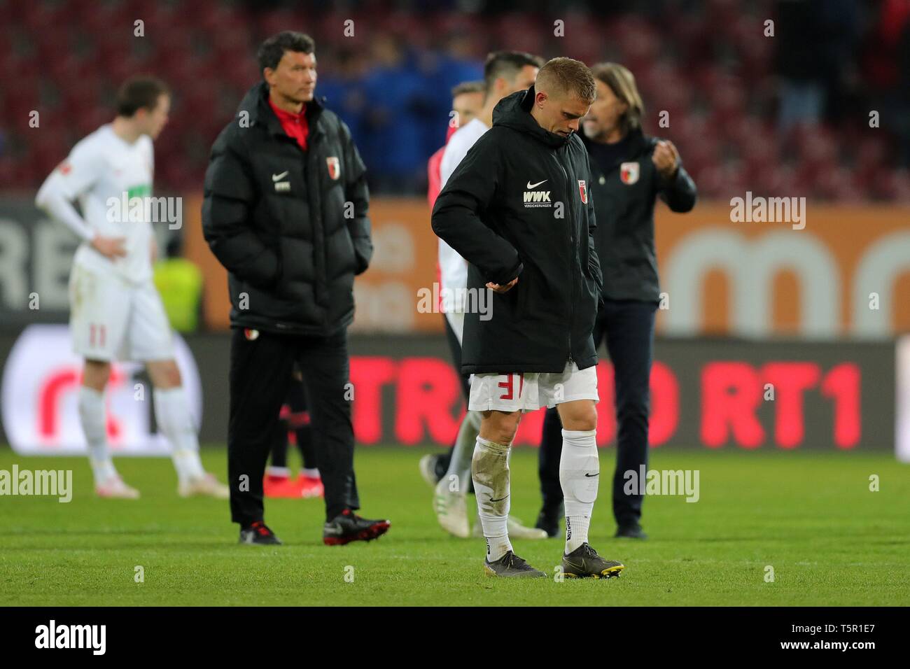 Augsburg, Allemagne. 26 avr, 2019. firo : 26.04.2019, football, 1.Bundesliga, la saison 2018/2019, le FC Augsburg - Bayer 04 Leverkusen, Philipp Max, FC Augsburg, Augsbourg, FCA, plein la figure, la déception, l'utilisation de crédit dans le monde entier | : dpa/Alamy Live News Banque D'Images