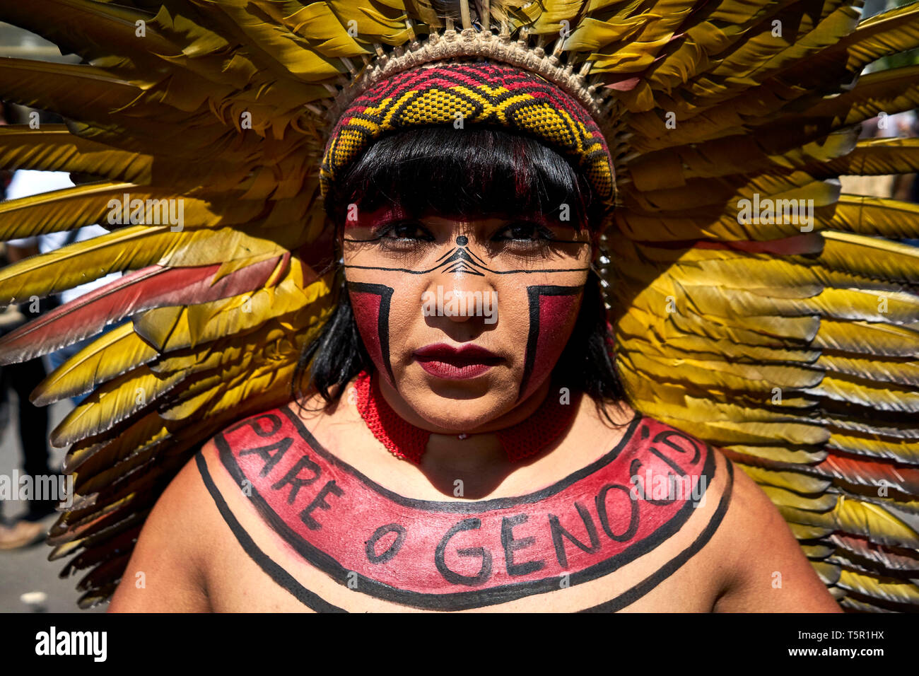 Brasilia, Brésil. Apr 26, 2019. Célia Xakriabá, un chef autochtone et activiste, représente un portrait avec sa peinture : "Stop au génocide" au camp de la terre libre de protester à Brasilia. Protestation des indiens à Brasilia pour la protection de leur habitat. Le président Bolsonaro veut réduire la protection de l'Amazonie et d'utiliser la forêt de façon plus économique. Crédit : Pablo Albarenga/dpa/Alamy Live News Banque D'Images