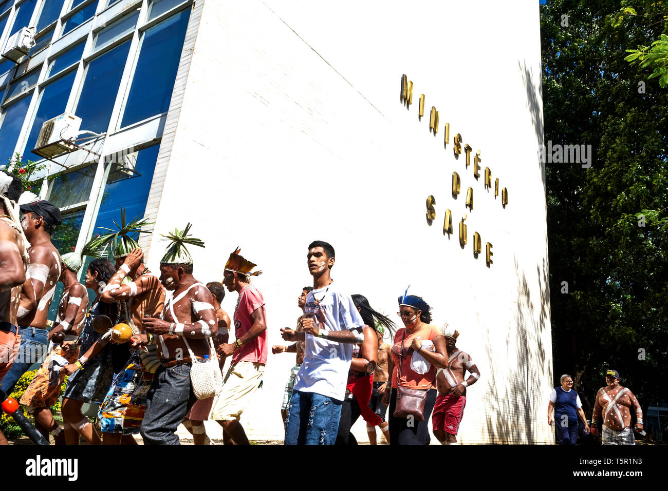 Brasilia, Brésil. Apr 26, 2019. Un groupe d'autochtones vont au Ministère de la Santé pour protester contre l'Bolsonaro suppression proposée du système de santé autochtones à la terre gratuite Camp à Brasilia. Les populations autochtones protester à Brasilia pour la protection de leur habitat, entre autres choses. Le président Bolsonaro veut réduire la protection de l'Amazonie et d'utiliser la forêt de façon plus économique. Crédit : Pablo Albarenga/dpa/Alamy Live News Banque D'Images