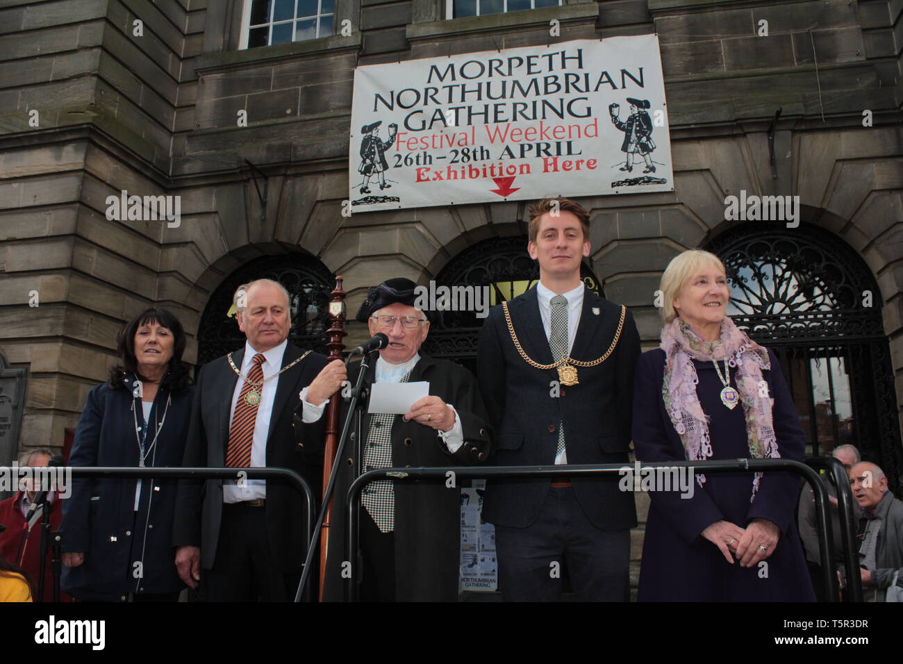 Morpeth, UK, 27 avril, 2019. Morpeth Northumbrian défilé avec rassemblement géant de Northumbrian Piper Jamie Allan, le retour de Lord Greystoke 1388 Bataille d'Otterburn, Dragon, des groupes costumés, les bandes, les équipes de danse. Un festival de musique traditionnelle, danse, artisanat, dialecte, dans le patrimoine historique de la Northumberland County ville de Morpeth. Credit : DavidWhinham/Alamy Live News Banque D'Images