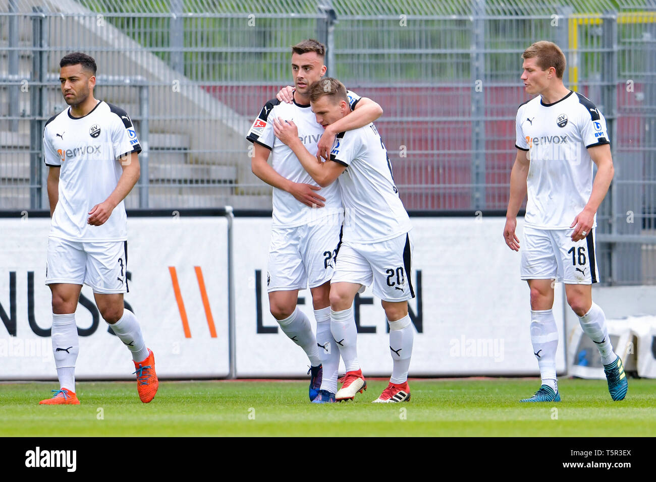 27 avril 2019, Bade-Wurtemberg, Sandhausen : Soccer : 2ème Bundesliga, le SV Sandhausen - Holstein Kiel, 31e journée, au stade Hardtwald. Sandhausens Andrew Wooten (l-r), buteur Philipp Förster, Emanuel Taffertshofer et Kevin Behrens cheer sur l'objectif de 1:1. Photo : Uwe Anspach/DPA - NOTE IMPORTANTE : en conformité avec les exigences de la DFL Deutsche Fußball Liga ou la DFB Deutscher Fußball-Bund, il est interdit d'utiliser ou avoir utilisé des photographies prises dans le stade et/ou la correspondance dans la séquence sous forme d'images et/ou vidéo-comme des séquences de photos. Banque D'Images