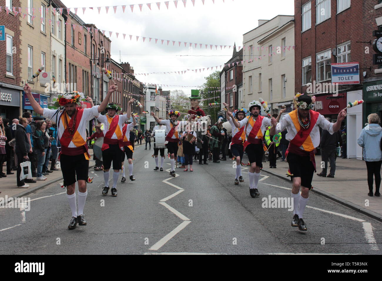 Morpeth, UK, 27 avril, 2019. Morpeth Northumbrian défilé avec rassemblement géant de Northumbrian Piper Jamie Allan, le retour de Lord Greystoke 1388 Bataille d'Otterburn, Dragon, des groupes costumés, les bandes, les équipes de danse. Un festival de musique traditionnelle, danse, artisanat, dialecte, dans le patrimoine historique de la Northumberland County ville de Morpeth. Credit : DavidWhinham/Alamy Live News Banque D'Images