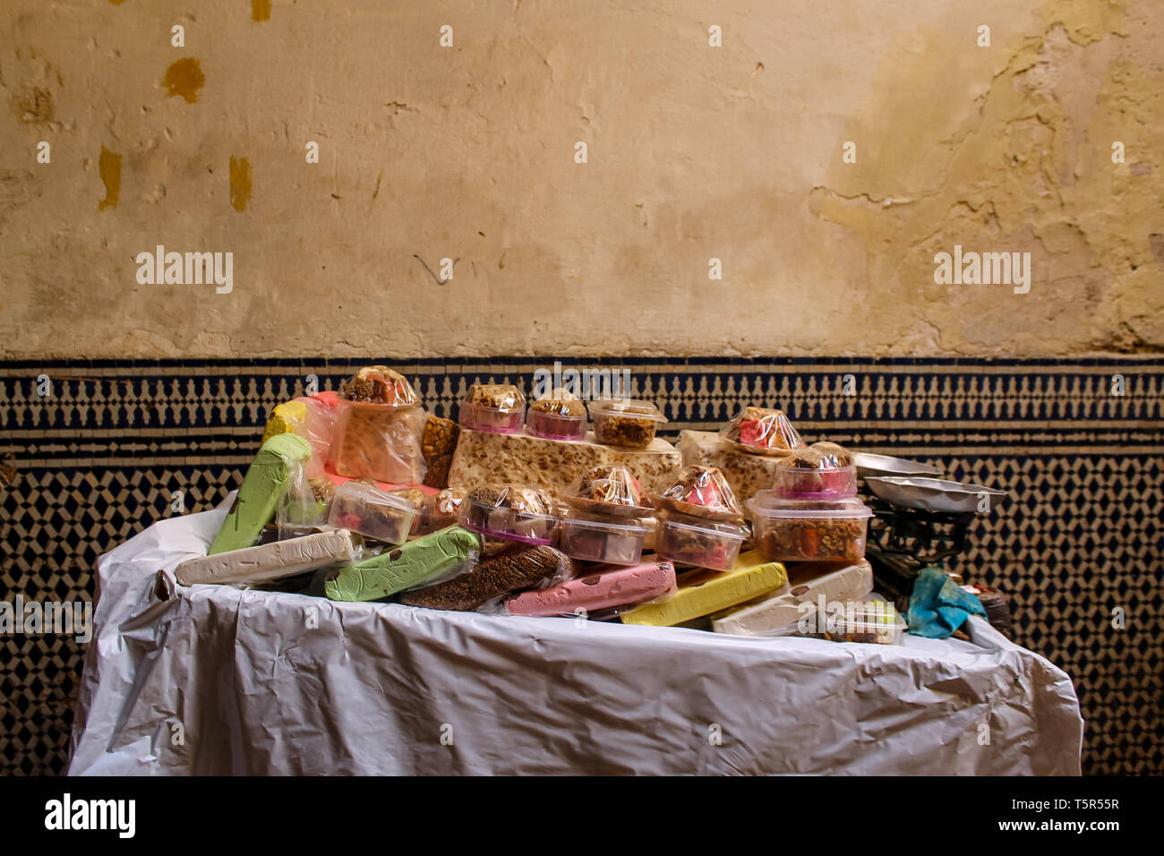 Les sucreries traditionnelles marocaines en vente sur un marché marocain. Banque D'Images