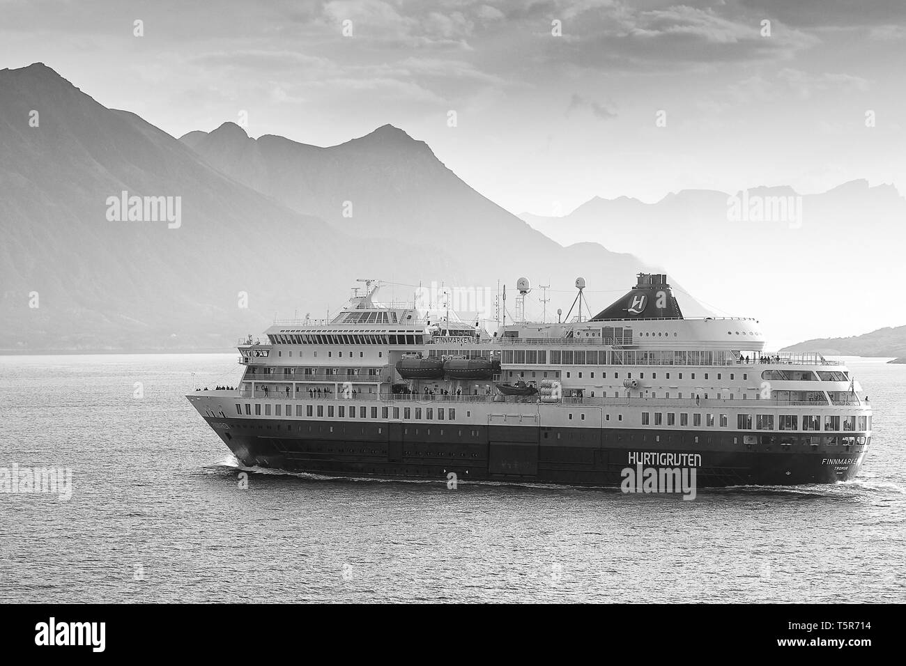 Photo en noir et blanc du navire Hurtigruten, MS FINNMARKEN, en route vers le nord, À quelques kilomètres au nord du cercle polaire arctique norvégien en Norvège. Banque D'Images Photo en noir et blanc du navire Hurtigruten, MS FINNMARKEN, en route vers le nord, À quelques kilomètres au nord du cercle polaire arctique norvégien en Norvège. Banque D'Images