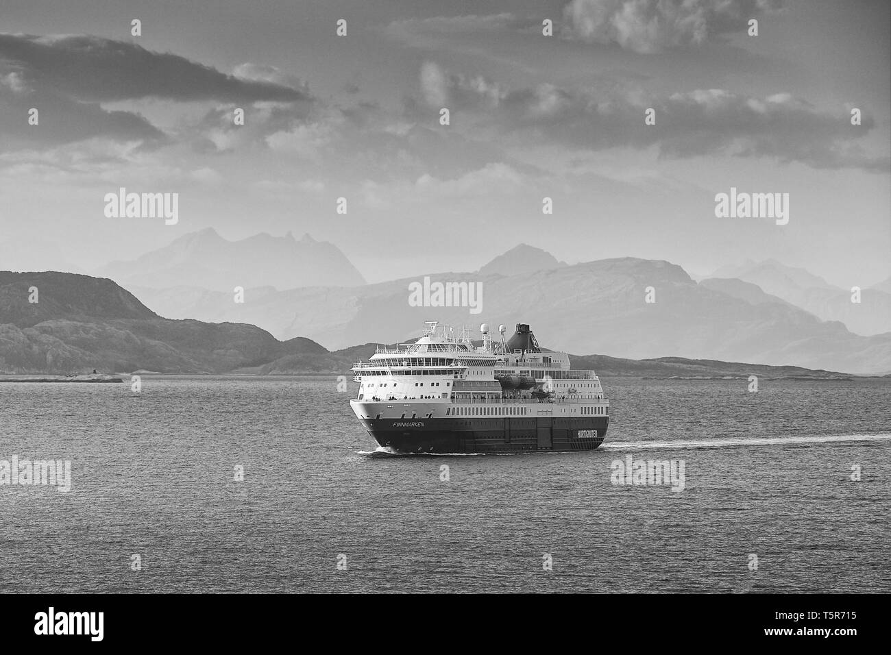 Photo en noir et blanc du navire Hurtigruten, MS FINNMARKEN, naviguant vers le nord, À quelques kilomètres au nord de l'Arctique norvégien Banque D'Images