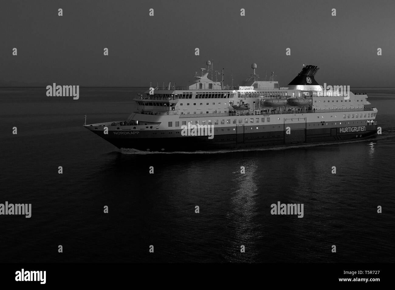 Photo en noir et blanc du navire norvégien Hurtigruten, MS Nordkapp, naviguant vers Svolvær dans les îles Lofoten en Norvège, la nuit Banque D'Images Photo en noir et blanc du navire norvégien Hurtigruten, MS Nordkapp, naviguant vers Svolvær dans les îles Lofoten en Norvège, la nuit Banque D'Images