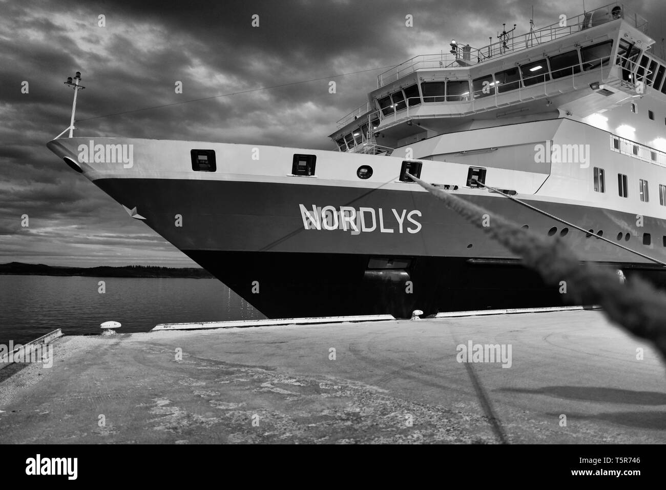 Moody photo noir et blanc de la proue du navire Hurtigruten, MS NORDLYS, amarré à Rørvik au crépuscule. Norvège. Banque D'Images Moody photo noir et blanc de la proue du navire Hurtigruten, MS NORDLYS, amarré à Rørvik au crépuscule. Norvège. Banque D'Images