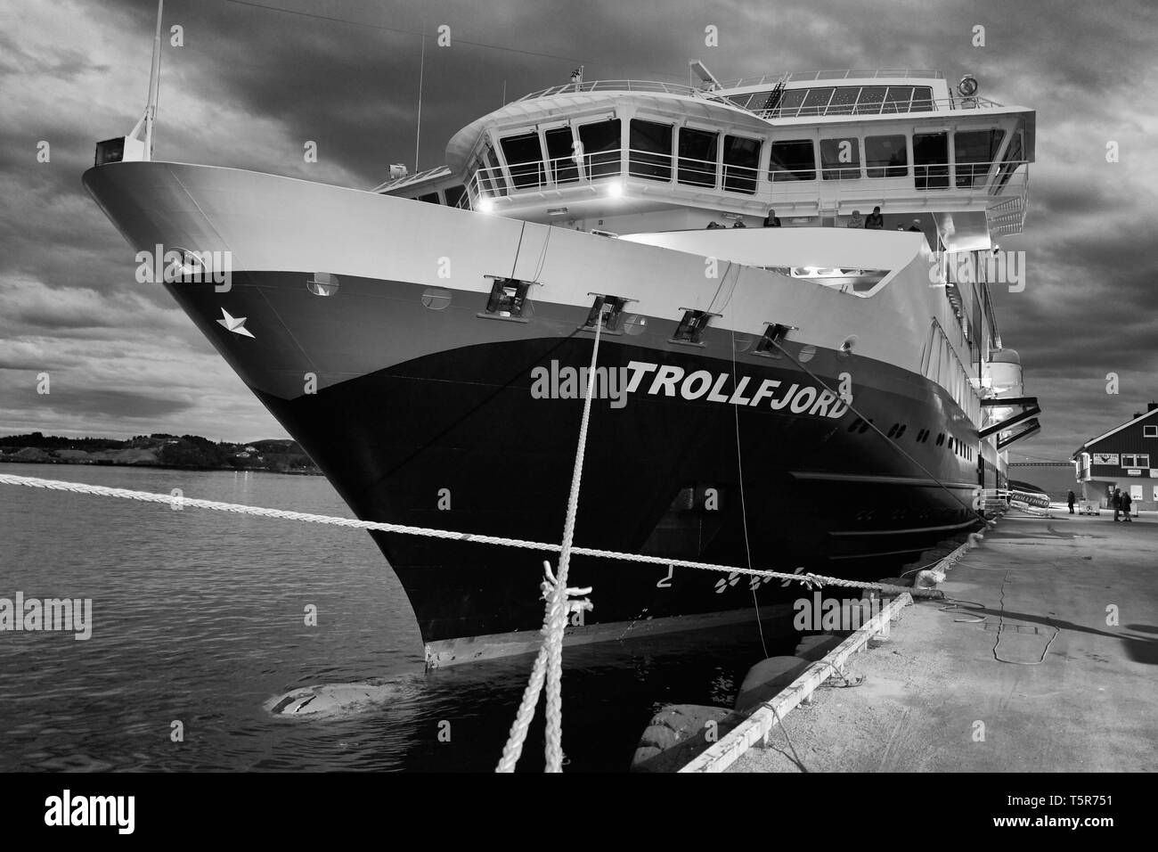 Moody Noir et blanc photo du ferry Hurtigruten, MS TROLLFJORD, amarré à Rørvik la nuit. Norvège. Banque D'Images Moody Noir et blanc photo du ferry Hurtigruten, MS TROLLFJORD, amarré à Rørvik la nuit. Norvège. Banque D'Images