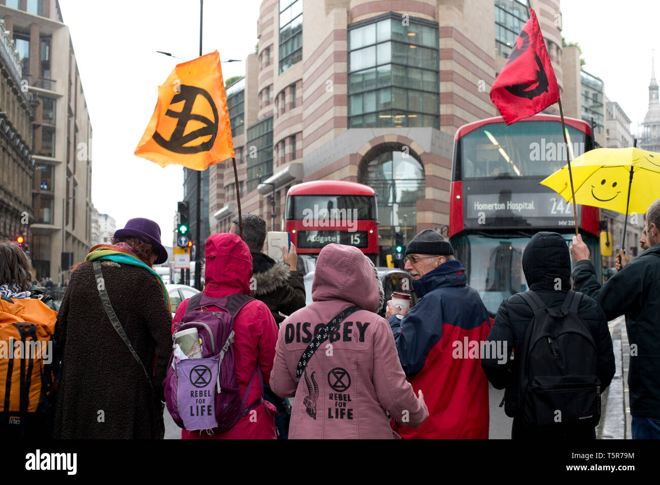 Rébellion Extinction protestation, Londres . 25 avril 2019. Essaim rebelles à l'arrêt de la Banque le trafic pour sept minutes à la fois d'attirer l'attention sur le cli Banque D'Images