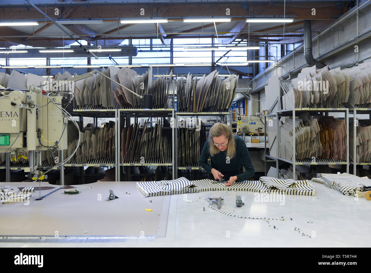 Tricots Saint James garment factory à Saint-James (Normandie, nord-ouest de  la France), jersey et de marin traditionnel breton chemise rayée (Français  "mar Photo Stock - Alamy