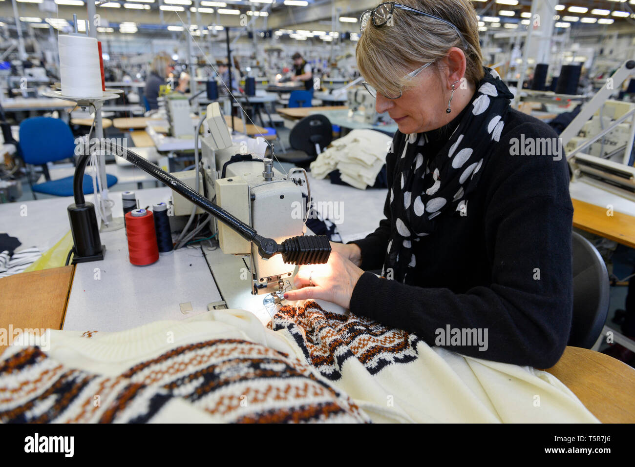 Tricots Saint James garment factory à Saint-James (Normandie, nord-ouest de la France), jersey et de marin traditionnel breton chemise rayée (Français "mar Banque D'Images