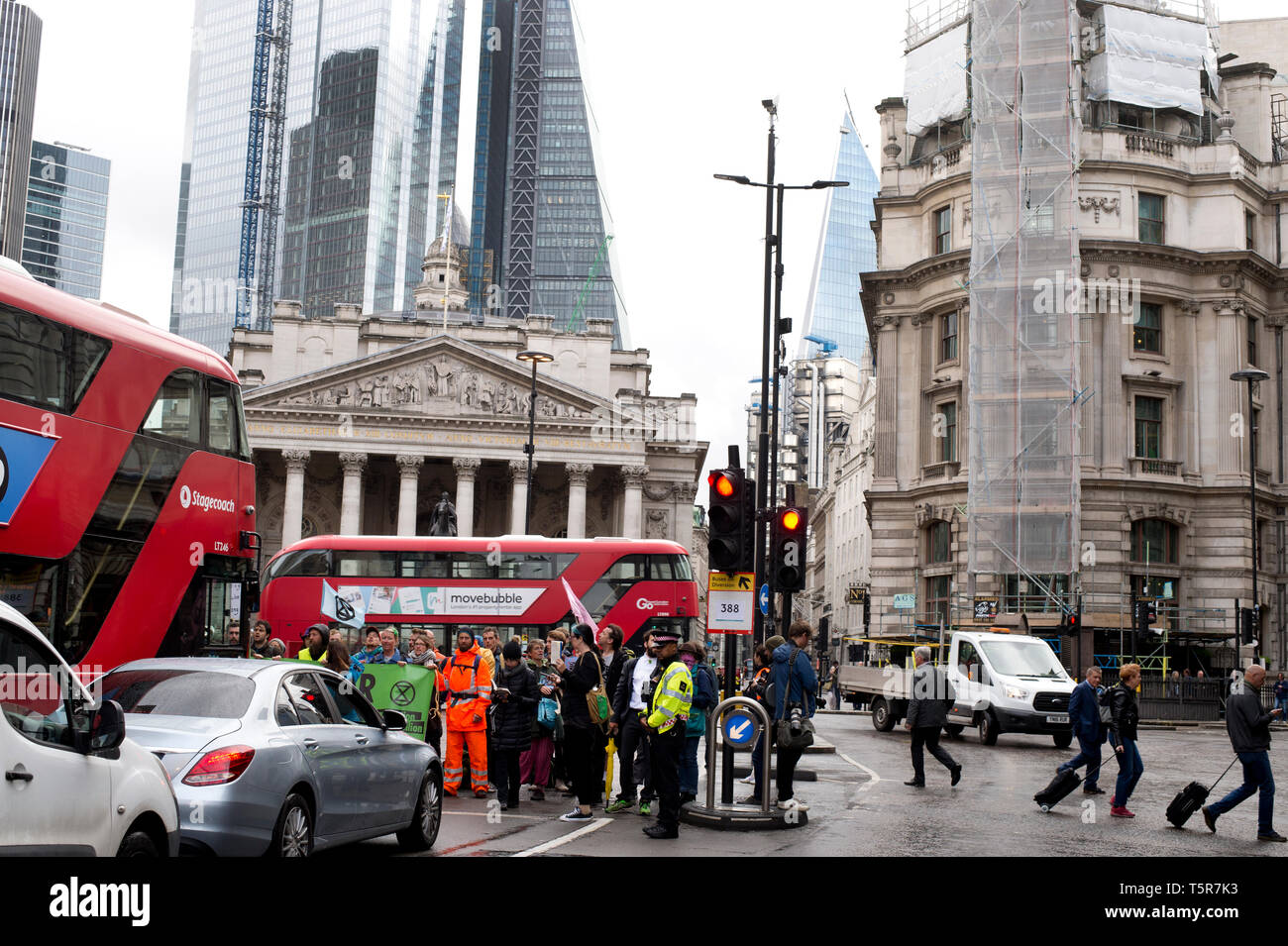Rébellion Extinction protestation, Londres . 25 avril 2019. Essaim rebelles à l'arrêt de la Banque le trafic pour sept minutes à la fois d'attirer l'attention sur le cli Banque D'Images