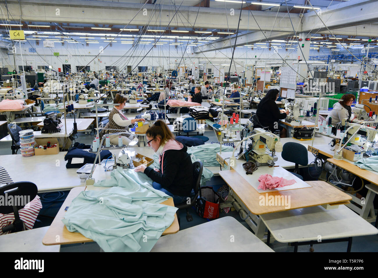 Tricots Saint James garment factory à Saint-James (Normandie, nord-ouest de la France), jersey et de marin traditionnel breton chemise rayée (Français "mar Banque D'Images