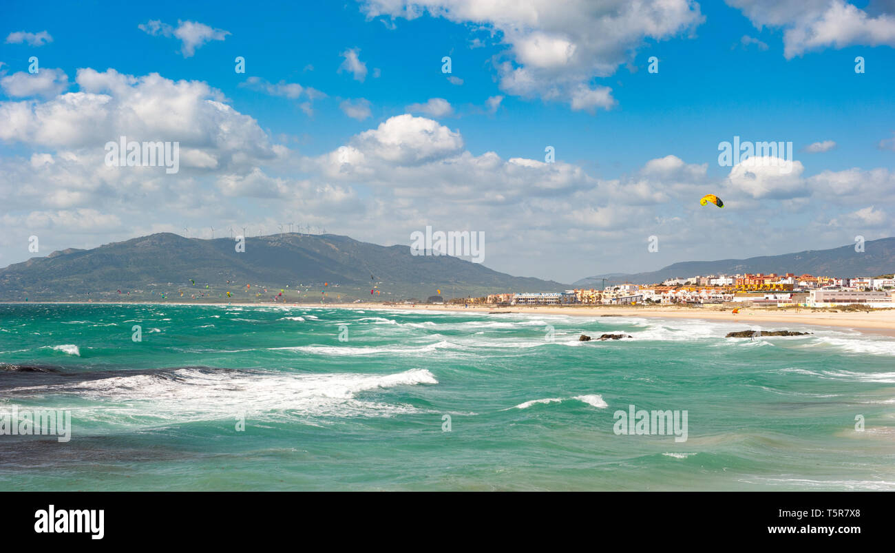 Paysage marin méditerranéen avec surf, ciel bleu et les montagnes, Tarifa, Espagne Banque D'Images