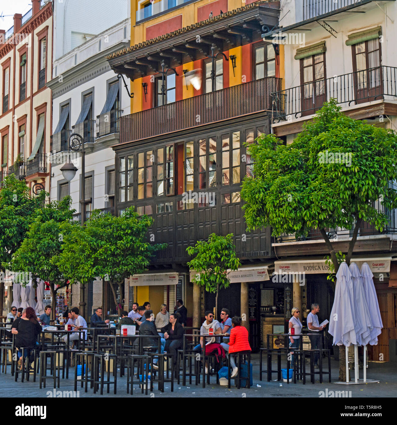 Les gens de manger et de boire dans un bar de Séville, Andalousie, Espagne, Europe Banque D'Images
