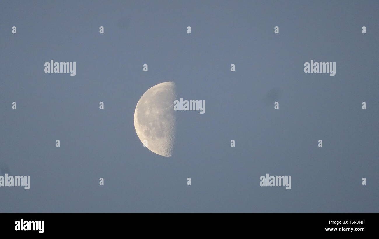La Lune comme prises de terre. prises tôt le matin à Bristol UK Banque D'Images