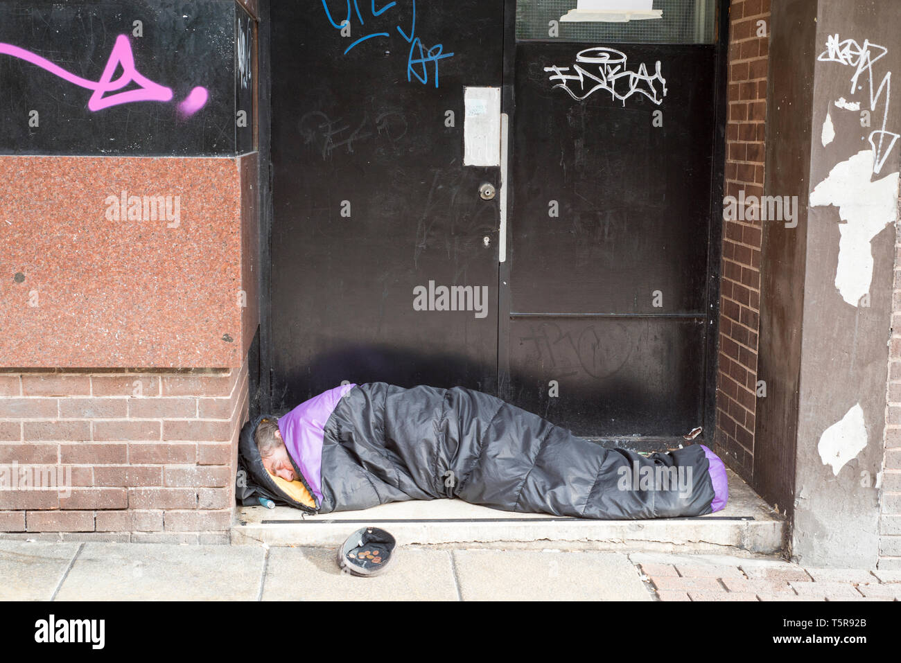 Sheffield, UK - Oct 14 2017 : Rough sleeper un sans-abri se trouve endormi dans une porte le 14 octobre 2017 à Hereford Street Banque D'Images