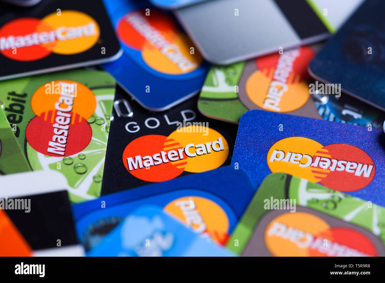 Cracovie, Pologne - 16 juin 2017 : Pile de cartes de paiement Mastercard banque en plastique. Banque D'Images