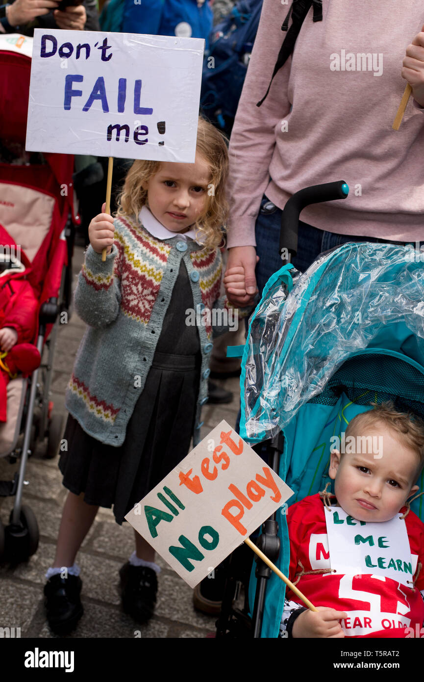 25 avril 2019 Westminster. 'Marche des quatre ans', une manifestation contre les essais organisés par "plus qu'un score'. Elvie est titulaire d'un signe dit "sur Banque D'Images