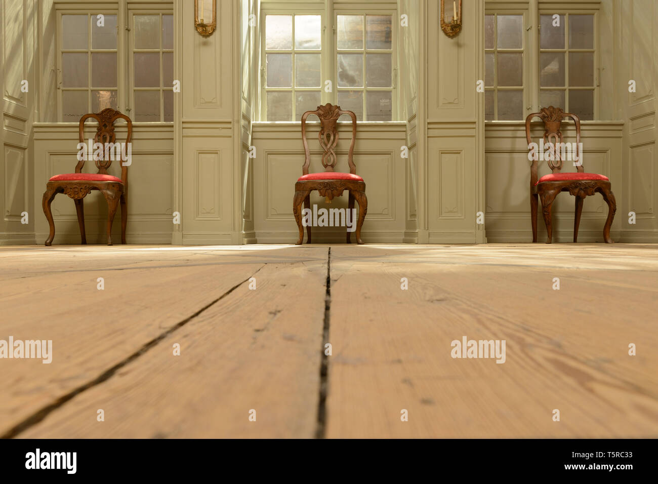 Trois chaires officielles, partie d'une exposition au Musée National de Copenhague, Danemark. Banque D'Images