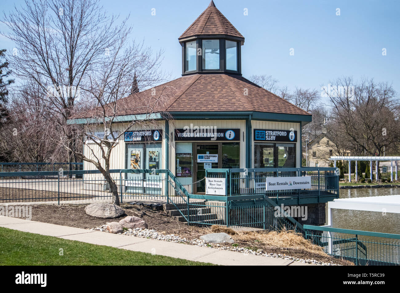 Une vue de la location de bateaux et d'information sur les ateliers à Stratford, Ontario. Au début du printemps. Banque D'Images