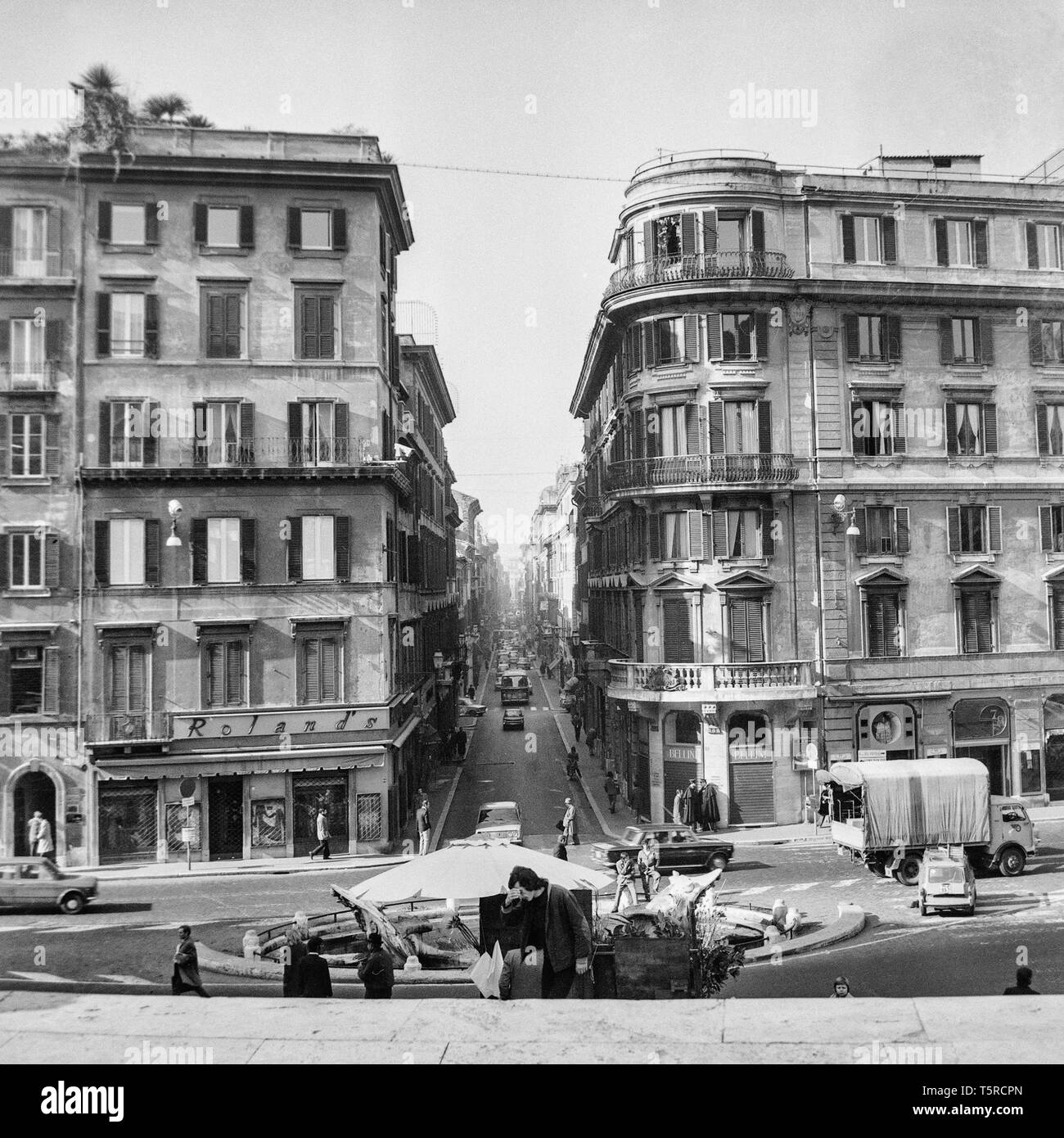 Rome, Italie, 1972 - noir et blanc vintage photo - via Condotti et fontaine du Bernin à Piazza di Spagna, dans le centre historique de Rome (Italie), photographié à partir de l'escalier de la Trinità dei Monti. Banque D'Images