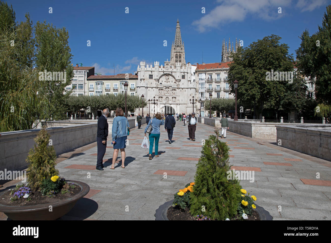 Puente Santa Maria conduisant à l'Arco Santa Maria à Burgos en Castille-León Banque D'Images