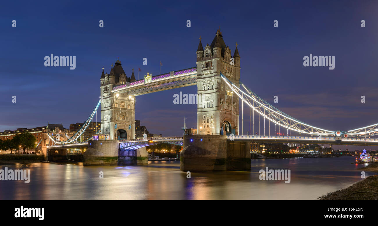 Tower Bridge, Londres, illuminé la nuit. Banque D'Images