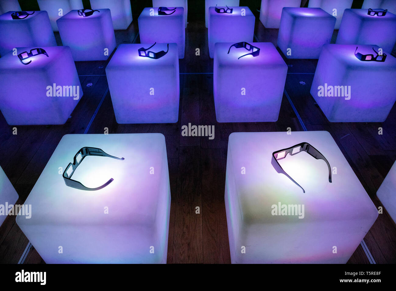 Les cubes colorés avec des lunettes 3D reposant sur eux à l'intérieur d'un cinéma en Pologne. Banque D'Images