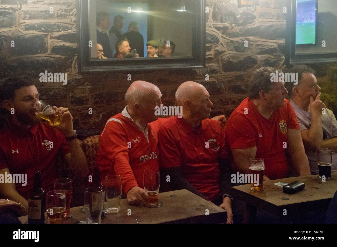 Les clients de boire une bière et regarder le rugby Six Nations Cup dernier match entre l'Irlande et le Pays de Galles dans un pub à Cardiff, Pays de Galles Banque D'Images
