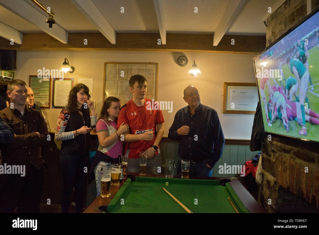 Les clients de boire une bière et regarder le rugby Six Nations Cup dernier match entre l'Irlande et le Pays de Galles dans un pub à Cardiff, Pays de Galles Banque D'Images