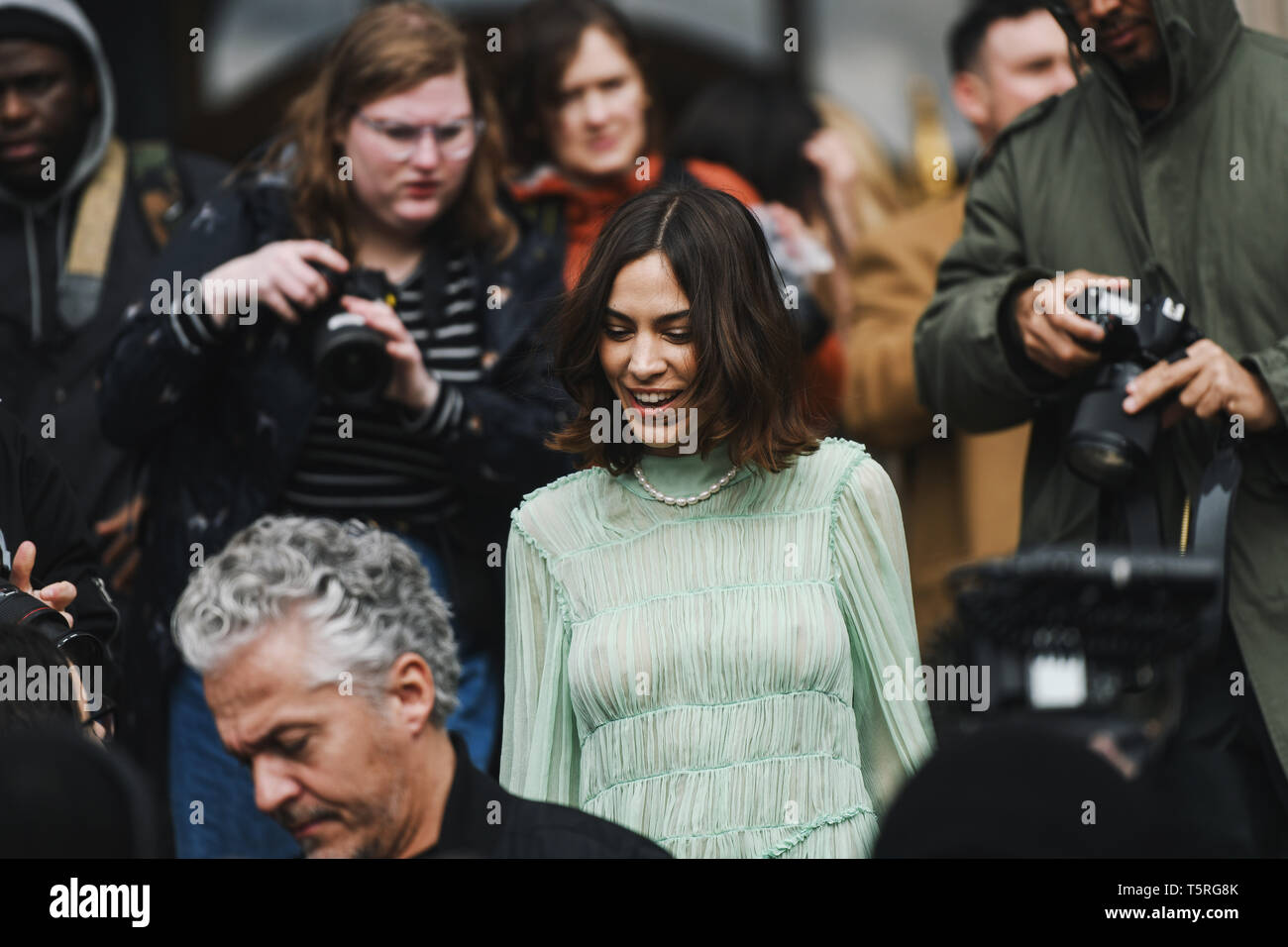 Paris, France - 04 mars 2019 : Personnalité de la mode street style chassés par les photographes lors de la Fashion Week de Paris - PFWFW19 Banque D'Images