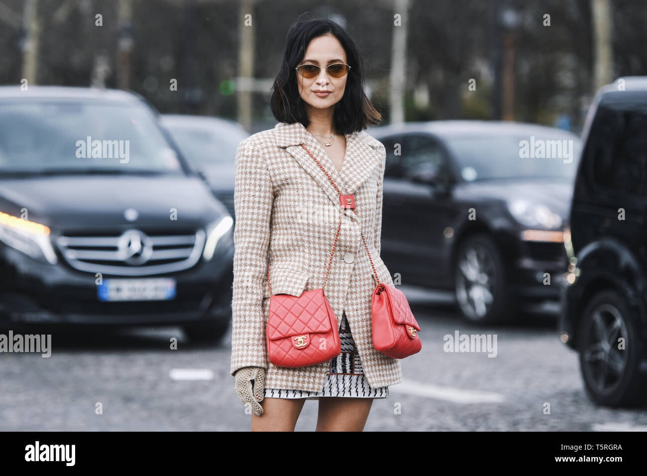 Paris, France - le 5 mars 2019 : Street style - Femme portant veste Blazer rouge double, sacs Chanel avant un défilé de mode pendant la Fashion Week de Paris - PF Banque D'Images