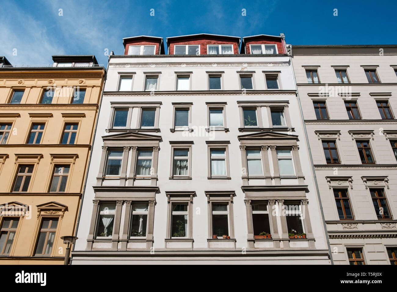 Façade de maison, appartement extérieur de l'immeuble - vue sur rue Banque D'Images