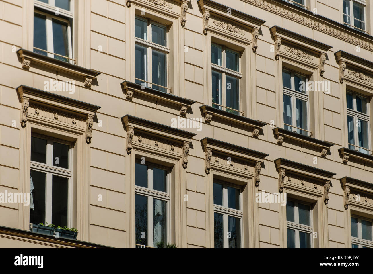 Fenêtres sur la façade de l'immeuble, appartement ancien bâtiment , Allemagne - Banque D'Images