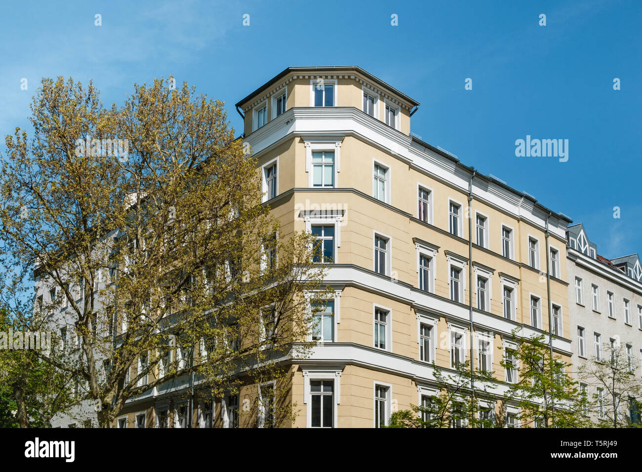Façade de maison, appartement d'angle extérieur de l'immeuble - immobilier - Banque D'Images