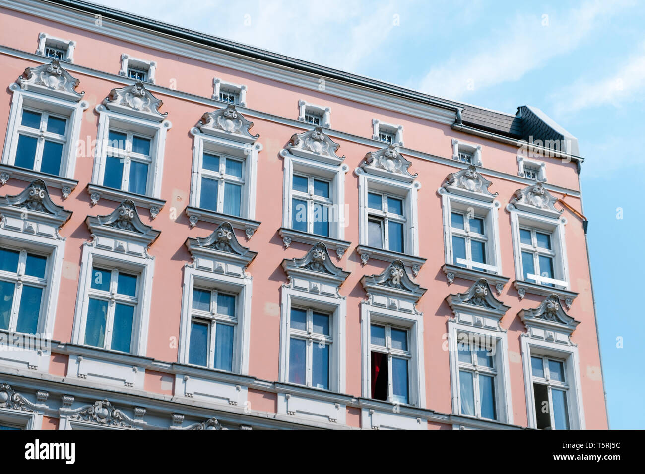 Façade de maison ancienne rénovée, appartement d'extérieur de bâtiment Banque D'Images