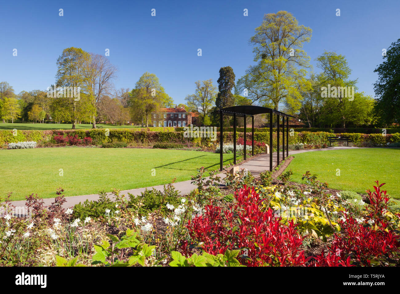 La Chad Varah Memorial Garden dans Baysgarth Park au printemps. Barton-upon-Humber, Nord du Lincolnshire, au Royaume-Uni. 26 avril 2019. Banque D'Images