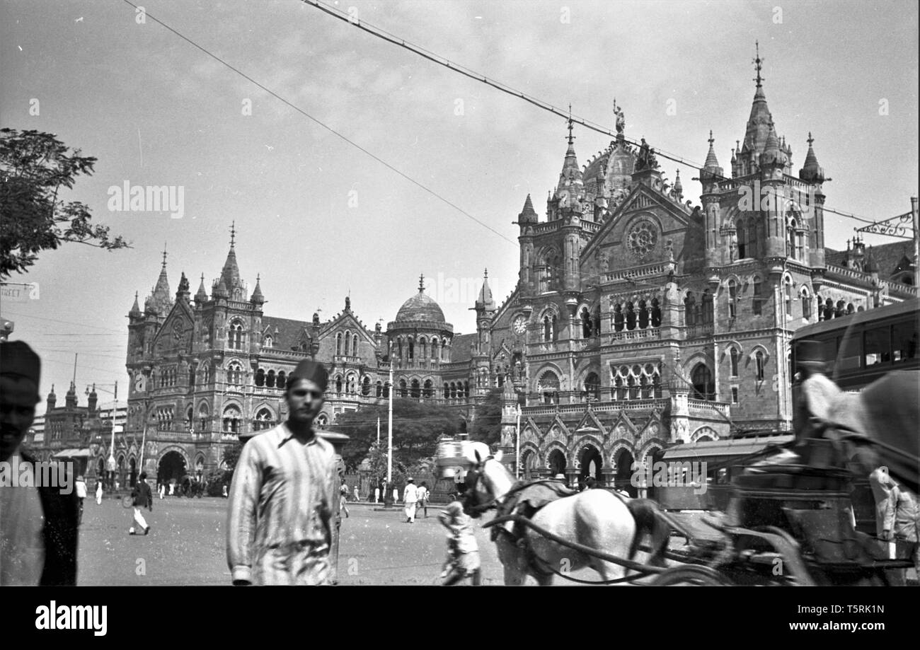 Une scène à l'extérieur de la gare Victoria Terminus, Bombay c1930. Maintenant appelé La gare Chhatrapati Shivaji Terminus, Mumbai. Photo par Tony Henshaw Banque D'Images