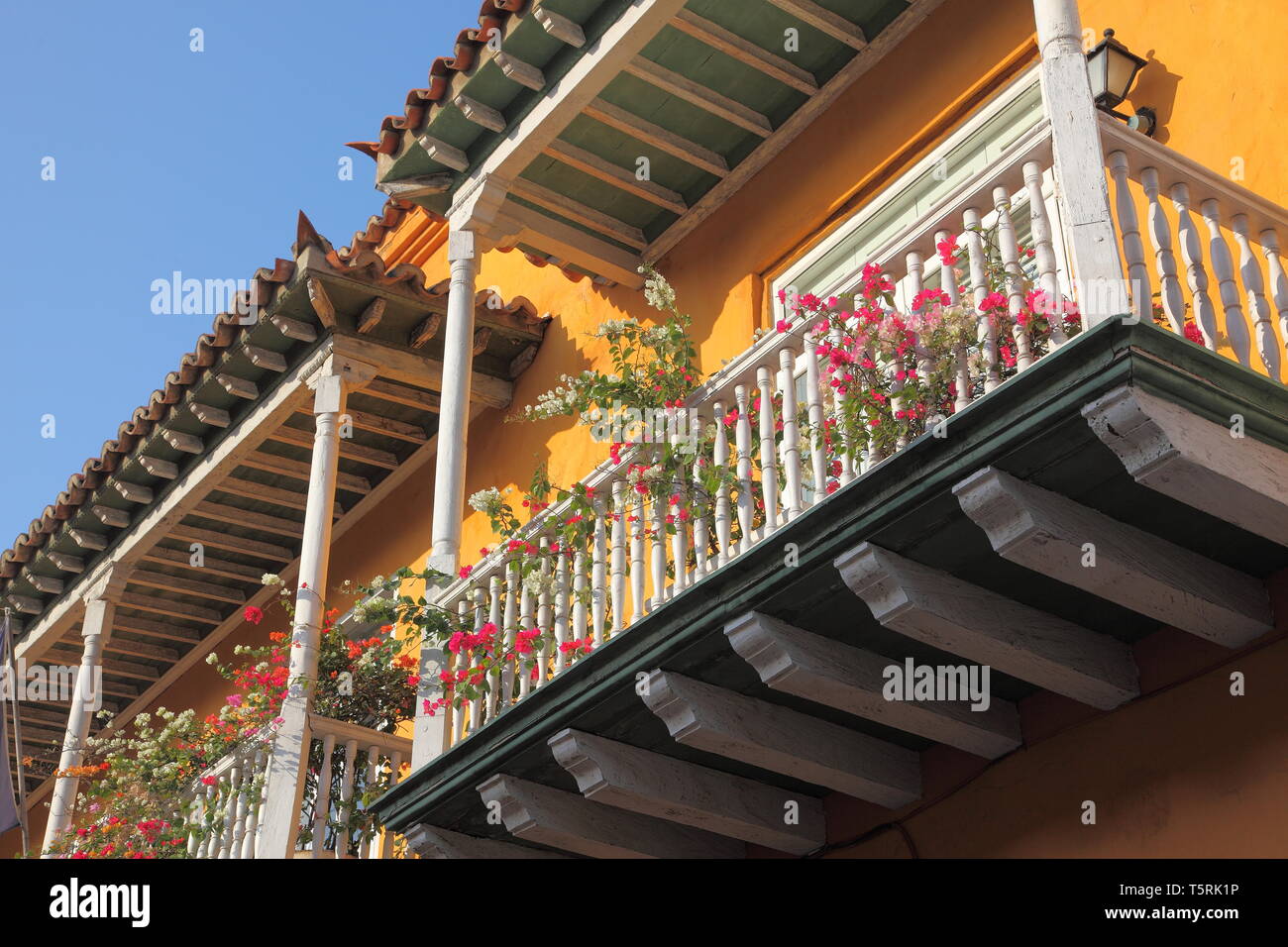 Peint aux couleurs vives avec des plantes sur balcon bâtiment colonial espagnol dans le centre historique de Carthagène en Colombie Banque D'Images