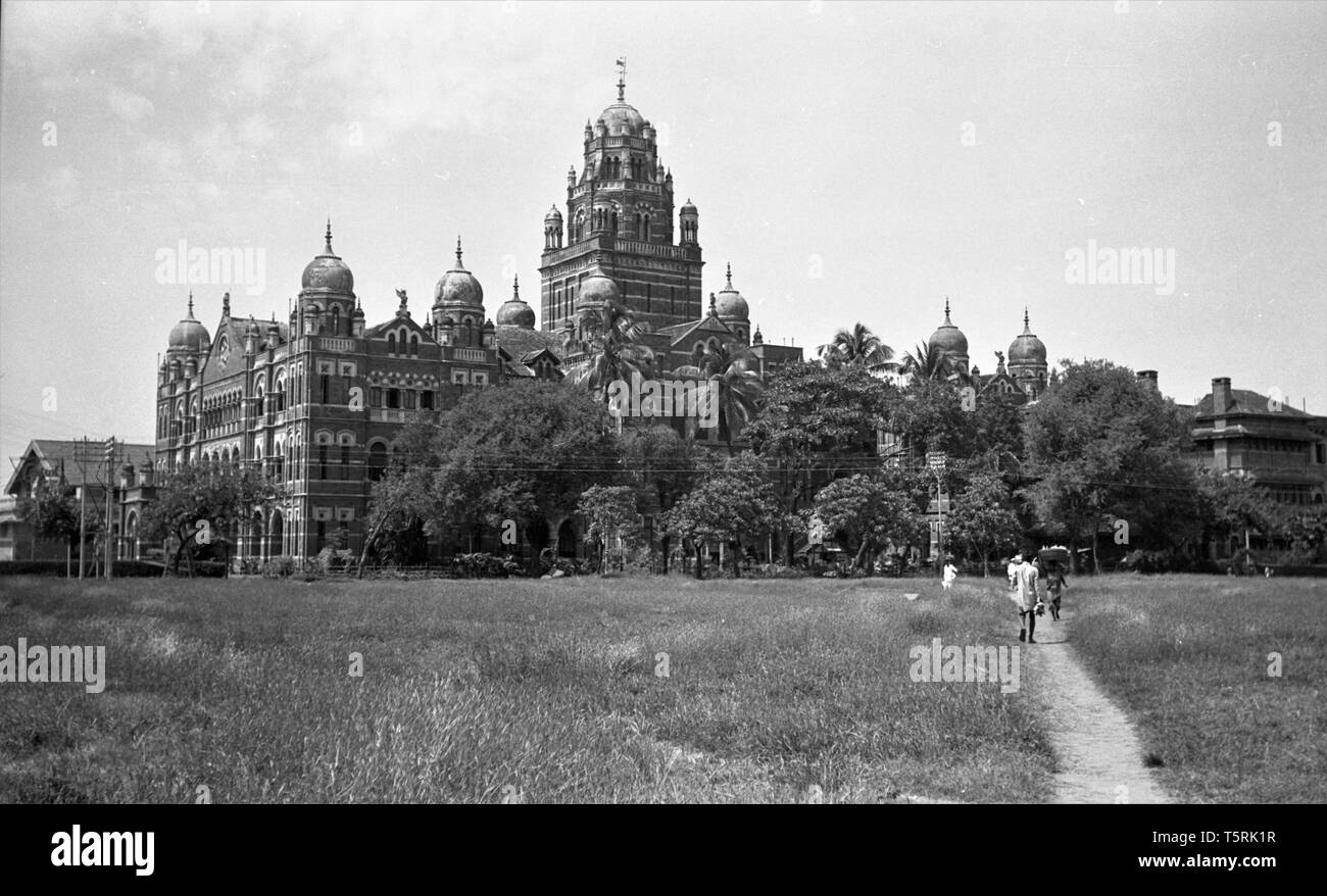 Une scène à l'extérieur de la gare Victoria Terminus, Bombay c1930. Maintenant appelé La gare Chhatrapati Shivaji Terminus, Mumbai. Photo par Tony Henshaw Banque D'Images