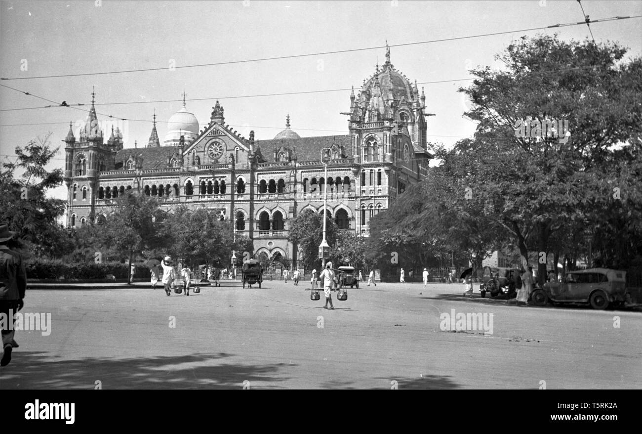 Une scène à l'extérieur de la gare Victoria Terminus, Bombay c1930. Maintenant appelé La gare Chhatrapati Shivaji Terminus, Mumbai. Photo par Tony Henshaw Banque D'Images