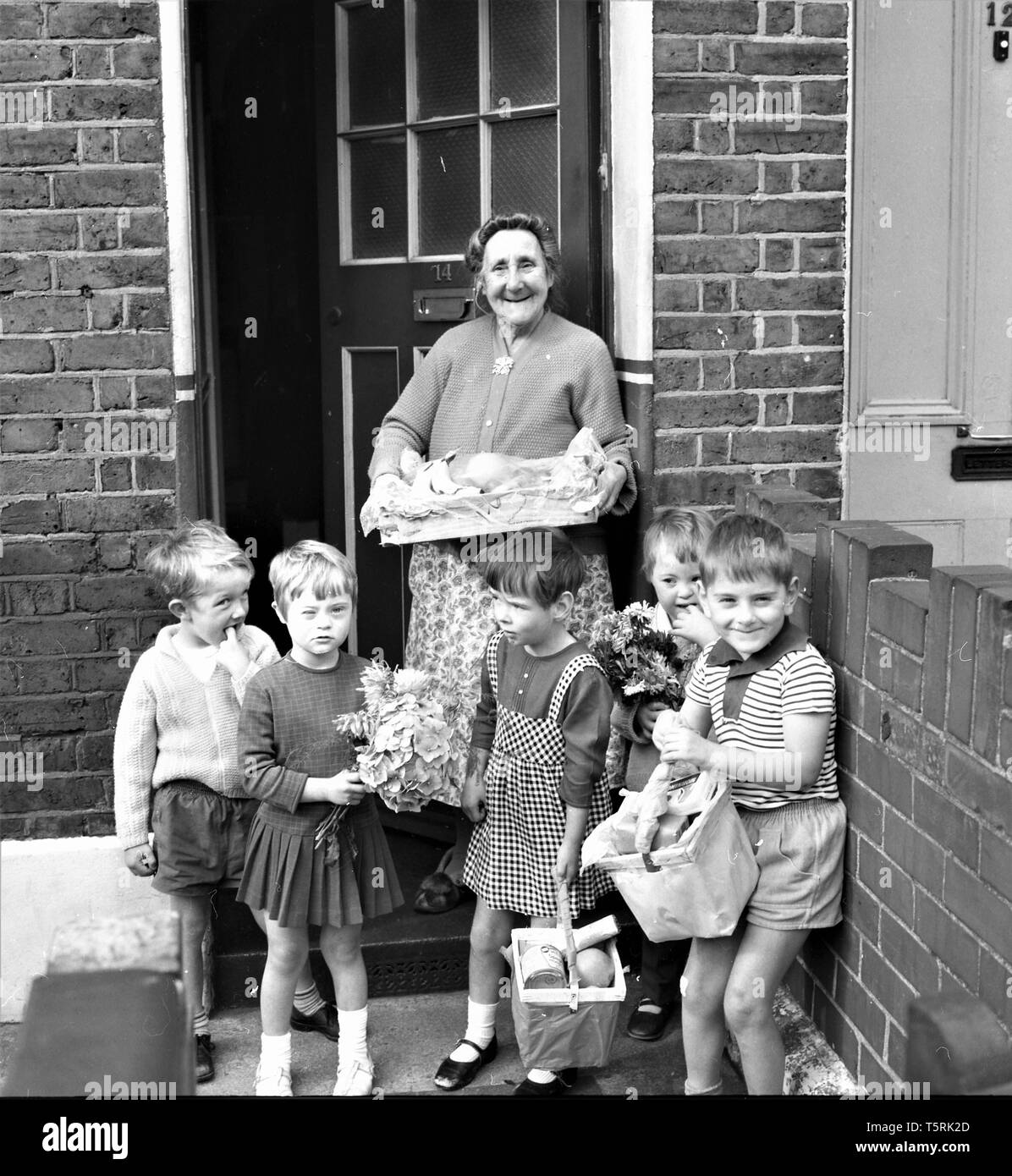 27 septembre 1968, Londres du sud-est. Les enfants de donner des paniers de nourriture de charité pour les personnes âgées. Photo par Tony Henshaw Banque D'Images