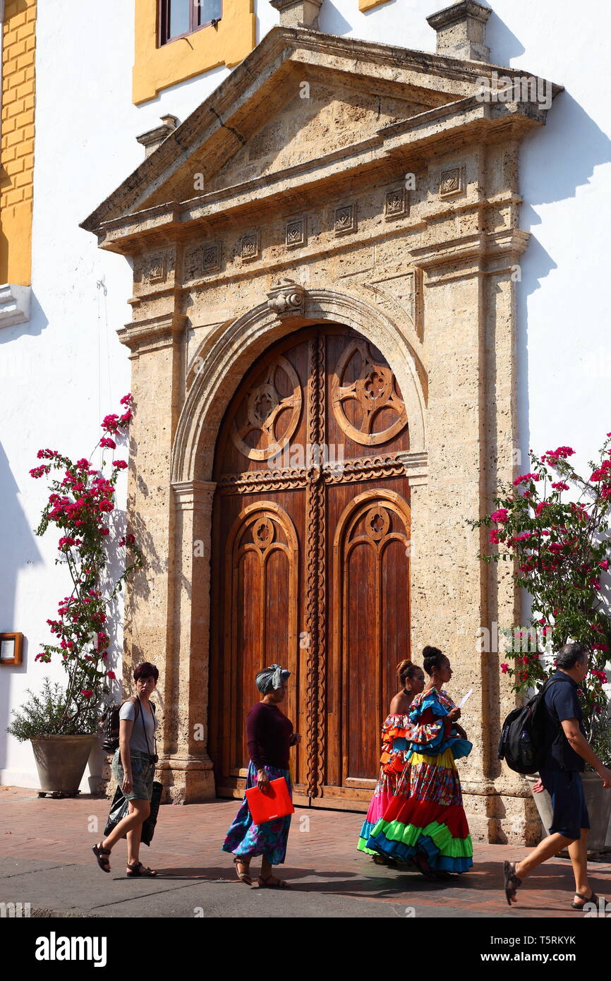 Dames en robe colombienne traditionnelle en face de l'entrée à l'église de saint Toribio de Mongrovejo dans le centre historique de Carthagène en Colombie. Banque D'Images