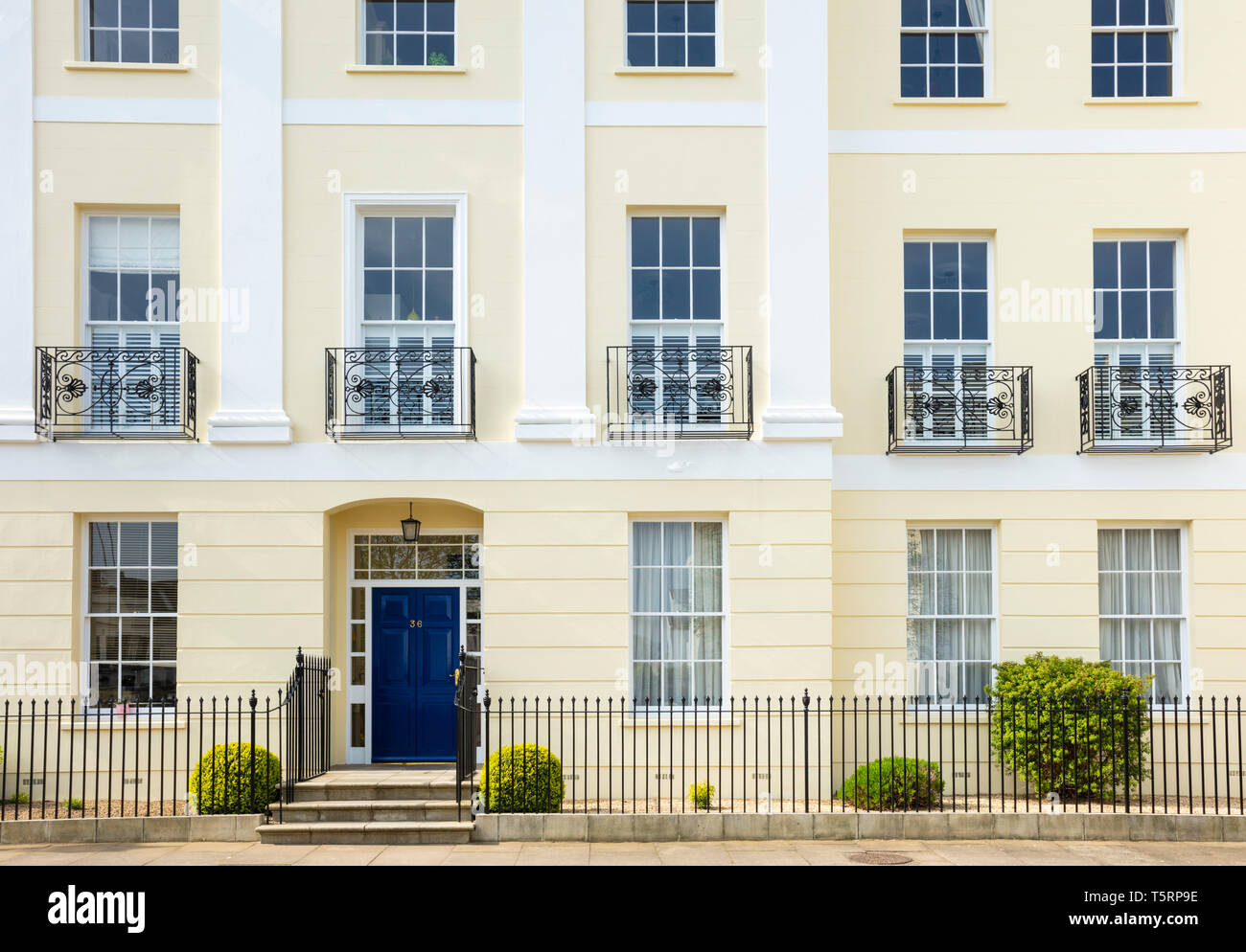 Portes bleues et des balcons en fer forgé sur une terrasse de la place impériale maisons géorgiennes Gloucestershire Cheltenham Spa Angleterre GO UK Europe Banque D'Images