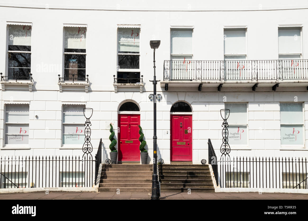 Deux portes rouges dans la Terrasse de maisons géorgiennes sur le Royal Crescent Angleterre Gloucestershire Cheltenham Spa GO UK EU Europe Banque D'Images